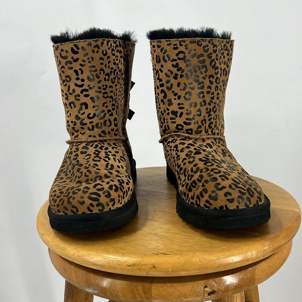 Ugg Australia Bailey Bow Leopard Print black lining Sheepskin Leather Boots 6